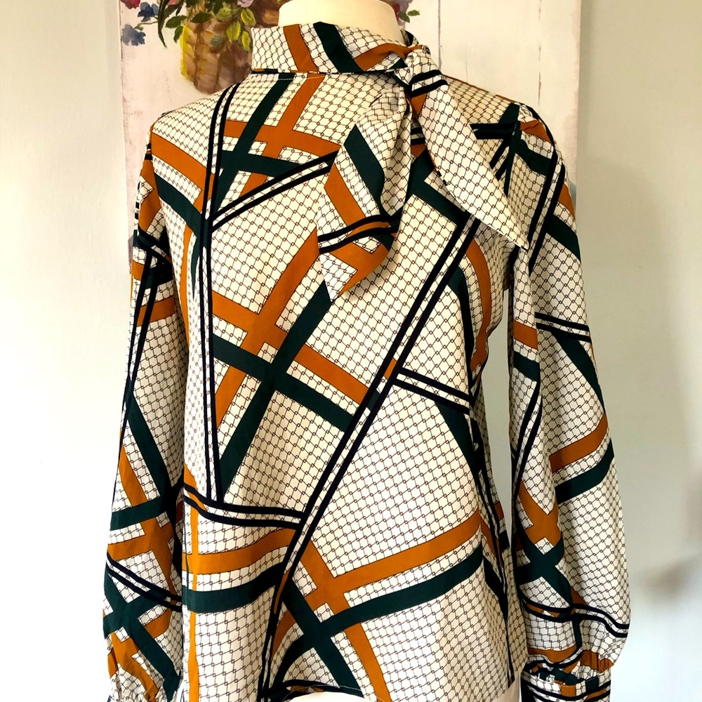 Ladies blouse. Length 22”, sleeve length 21”, shoulder to shoulder 20”